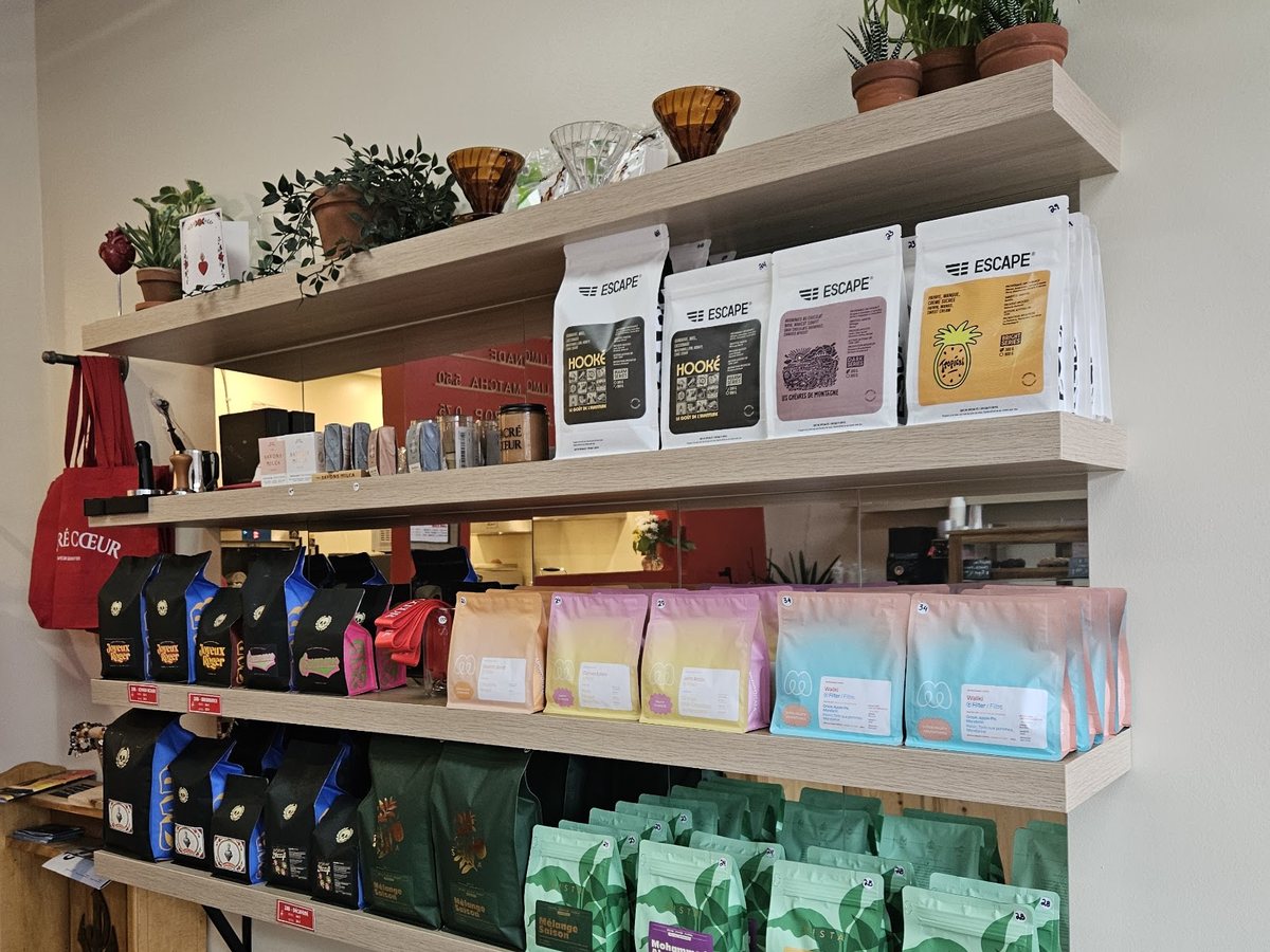 Étagère de sacs de grains de café à vendre au comptoir