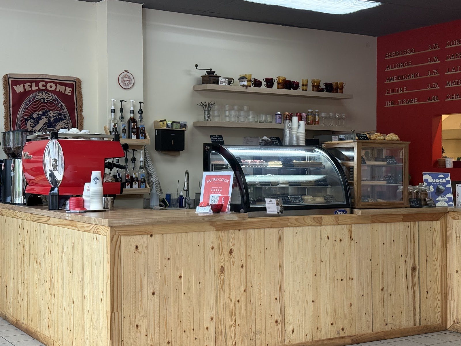 Le comptoir en bois blond et la machine espresso du Sacré Coeur café