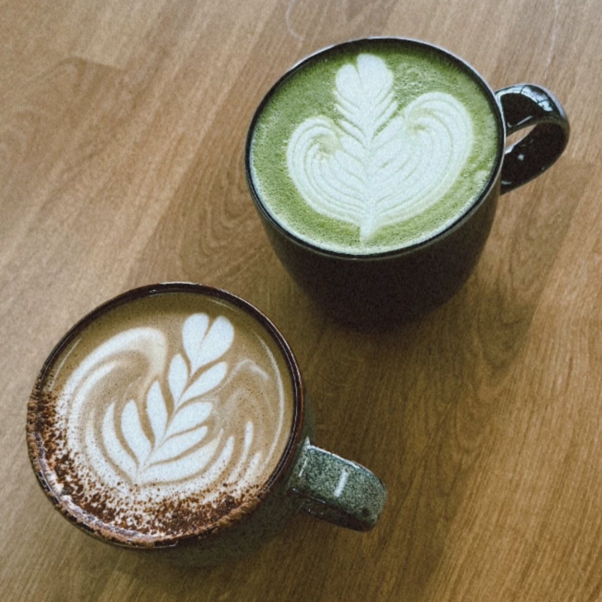 Latte art en forme de cœur, servi dans une tasse foncée