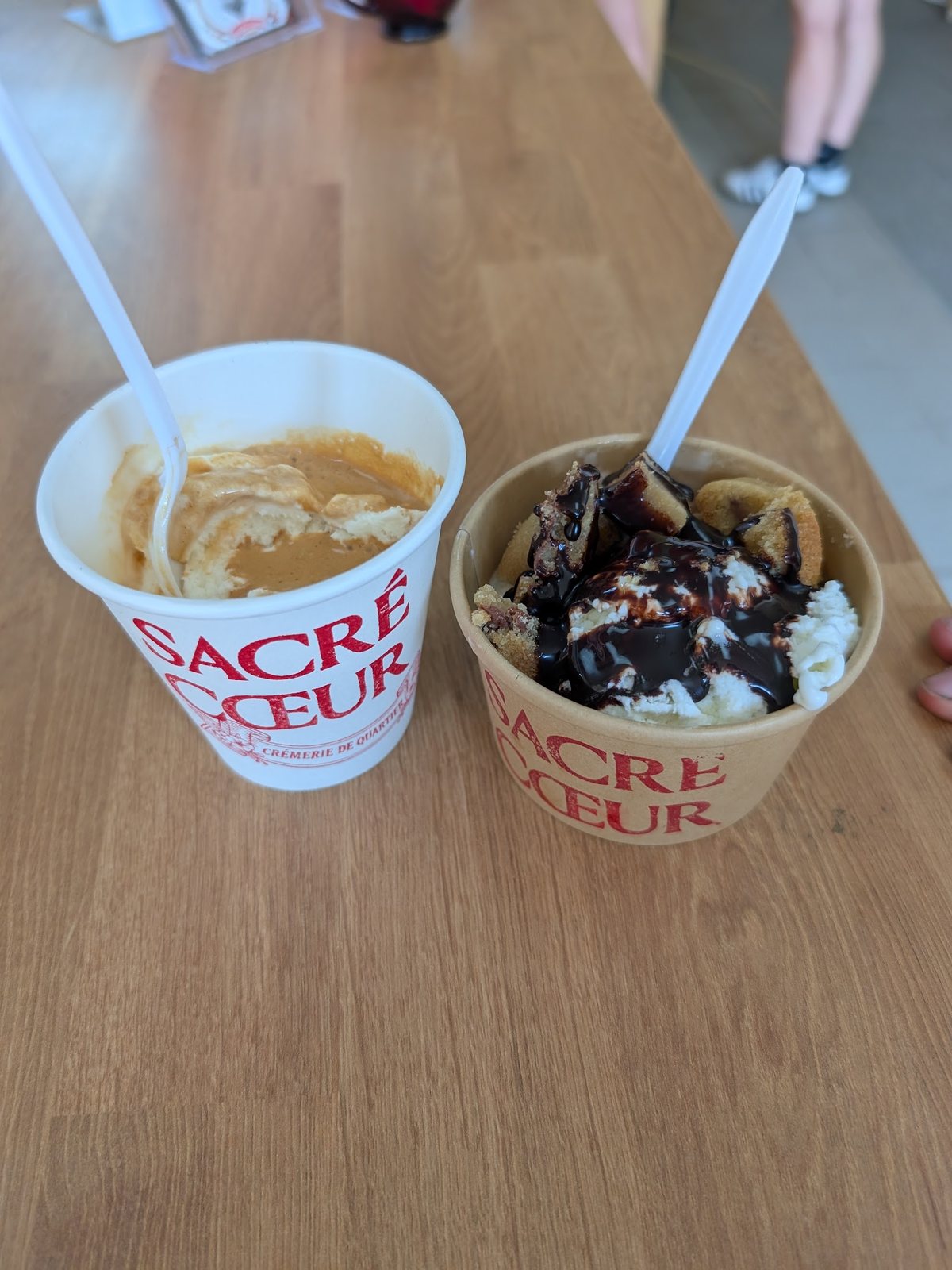 Deux gobelets à l'enseigne du Sacré Coeur, garnis de crème glacée et de gourmandises